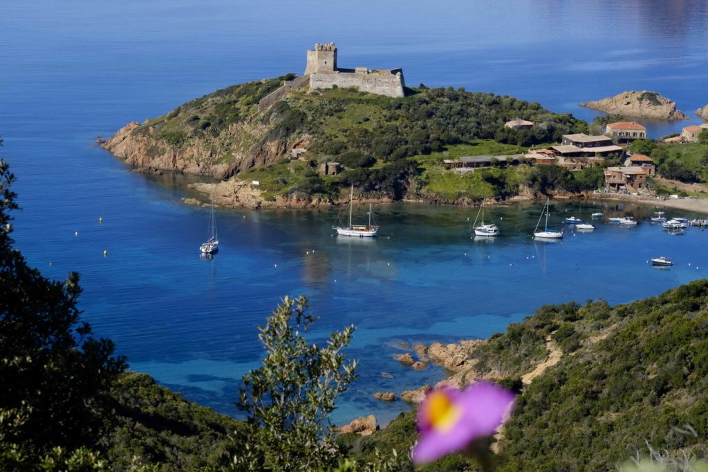 Arrivée à Girolata par l'ancien chemin des douaniers, vue splendide sur le fortin et sa crique